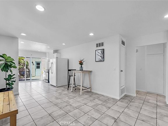 3rd image of 2142 W Liverpool Ln
