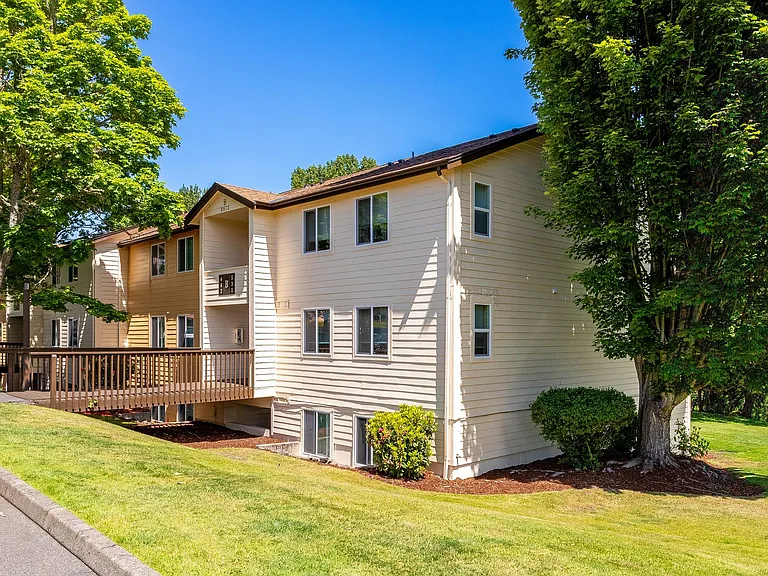 Lawn Courte Apartments at 2802 N. Narrows Drive, Tacoma, WA 98407 — Photo 6