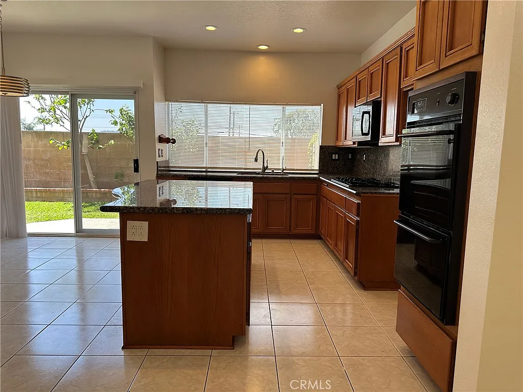 4 bed, 2.5 bath, 2320 sqft, $4,300 — Photo 2
