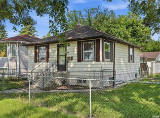 806 L AVENUE N, Saskatoon, SK S7L 2R4