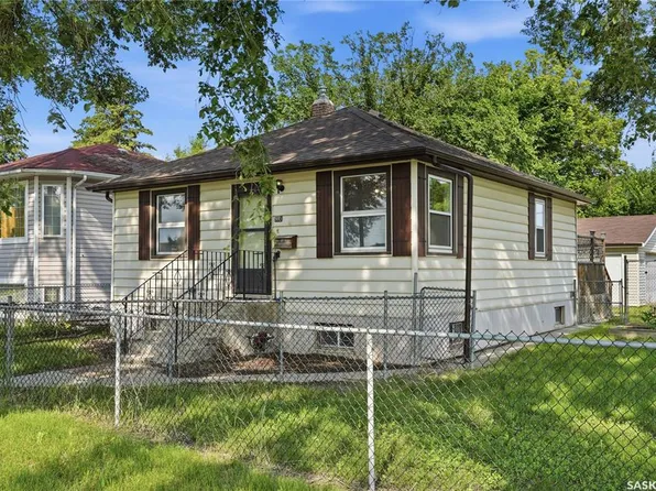 806 L AVENUE N, Saskatoon, SK S7L 2R4