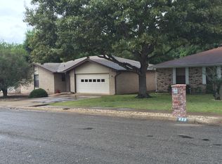 220 Crestwood Dr, Kerrville, TX 78028