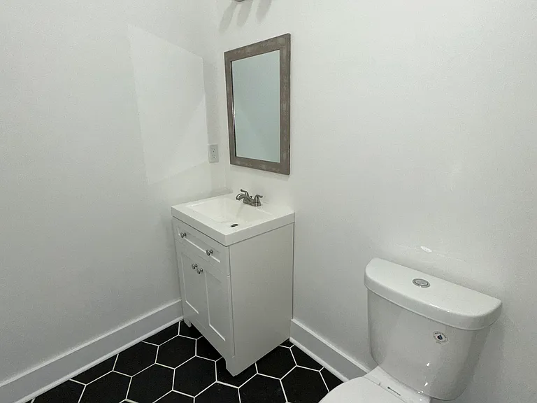 939 Seattle St — Photo 9