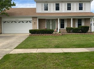 1216 Redcliffe St, Woodridge, IL 60517