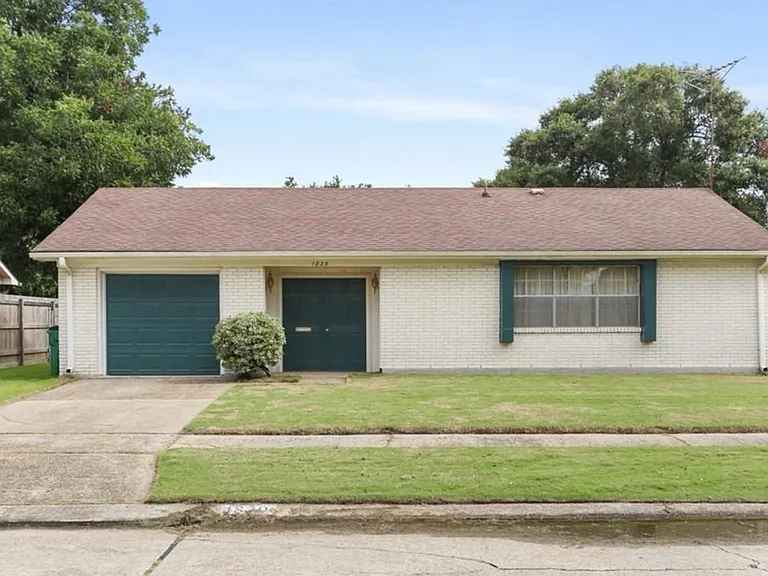 1829 Harvard Ave — Photo 1
