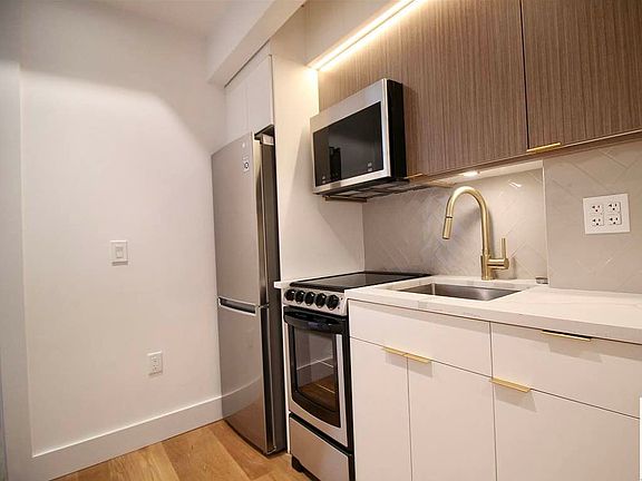 2nd image of 226 E 95th St APT 301