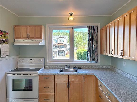 2nd image of 504 Maquinna Cres