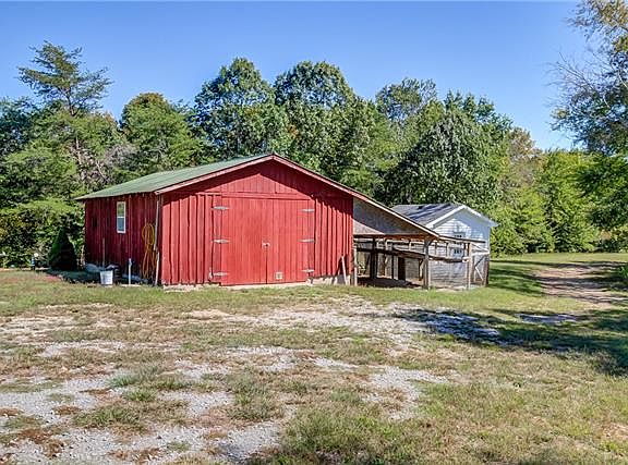 4th image of 2569 Old Clarksville Pike