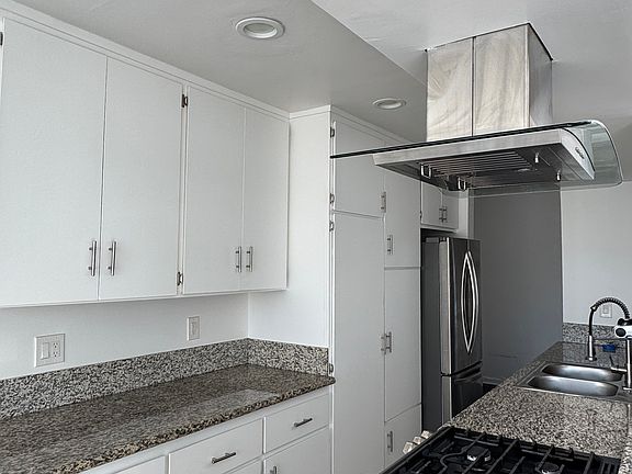 5th image of 1627 N Poinsettia Pl APT 17