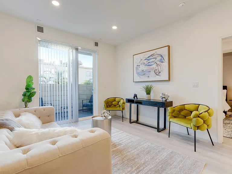 V on Victory Apartments — Photo 11