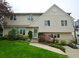 271 Vermont Ave, Oceanside, NY 11572