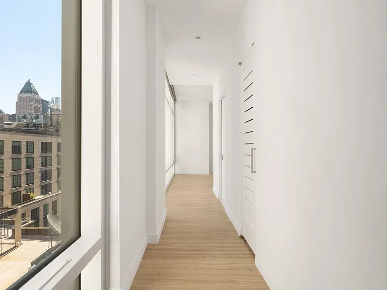 555 W 43rd St #Penthouse 1 — Photo 8