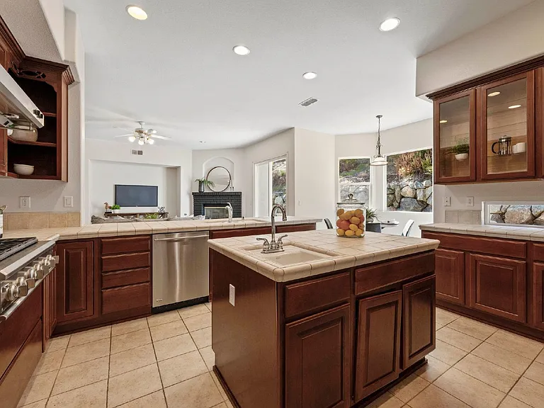 4056 Redondo Dr — Photo 11