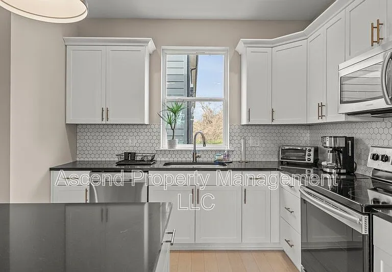 3155 Saint Elmo Ave #10 — Photo 8