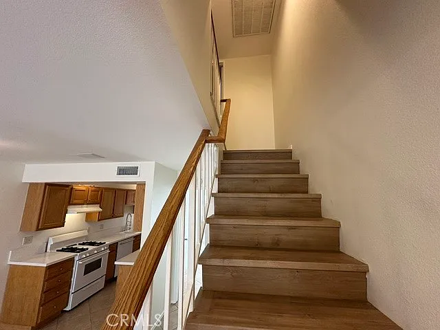 22865 Del Valle St — Photo 14