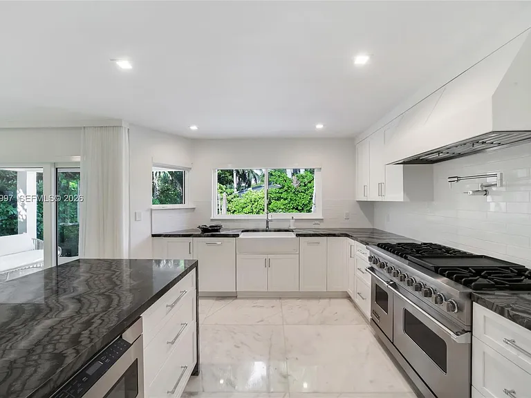 1316 N Venetian Way — Photo 8