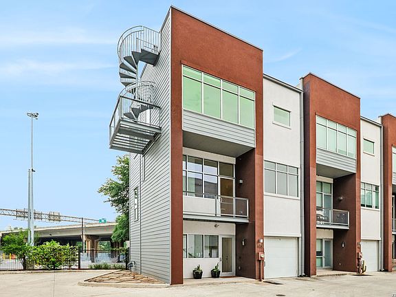 3rd image of 1120 E Quincy