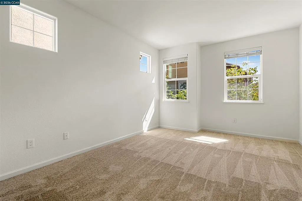 3 bed, 2.5 bath, 1386 sqft, $3,895 — Photo 4
