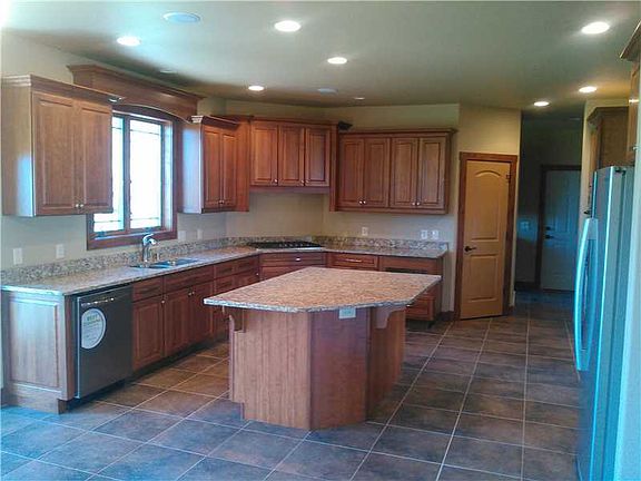 5th image of 3948 Woodcreek Dr