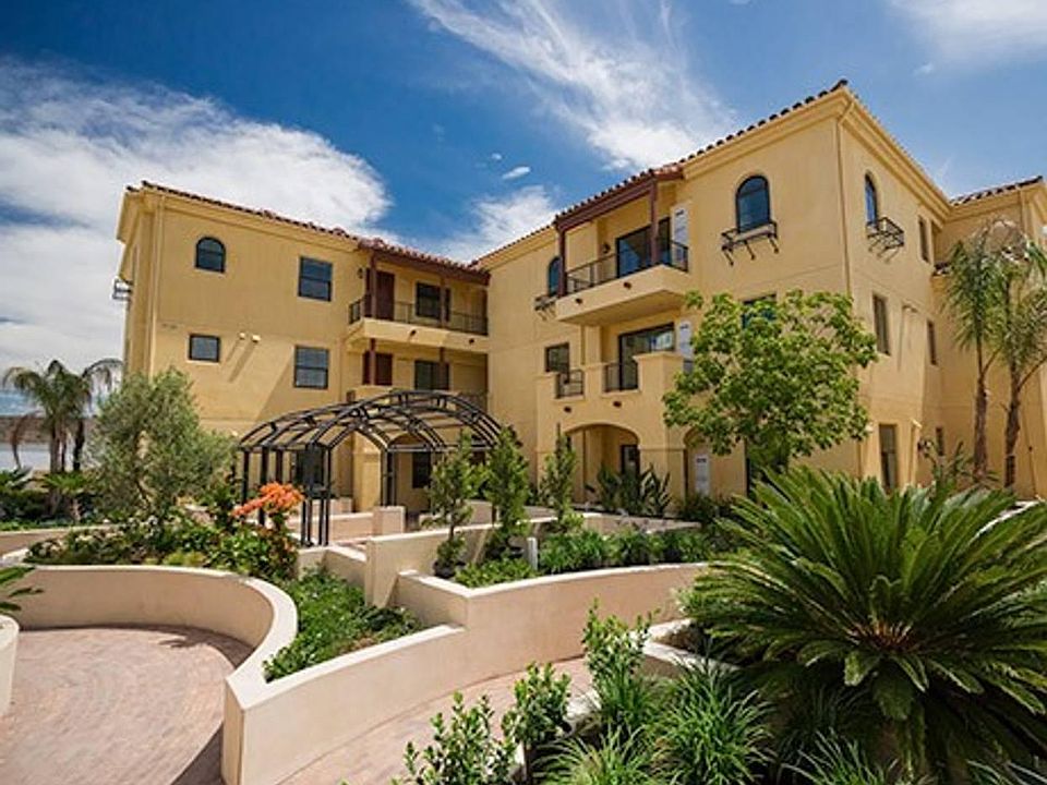 Beautiful Cannery West Building unit located in. 
Barbecue community area under overhang complete with large BBQ grill and seating area. 3 doors down from ground floor unit.