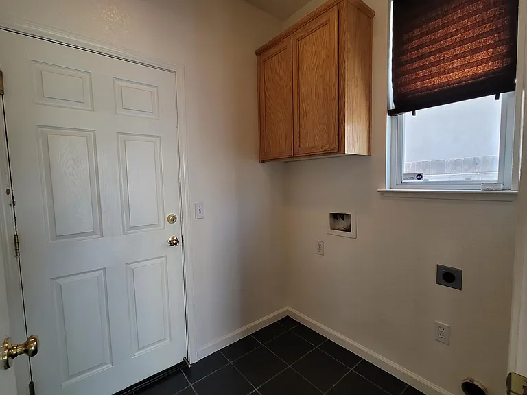 415 Zinnia Ct — Photo 40