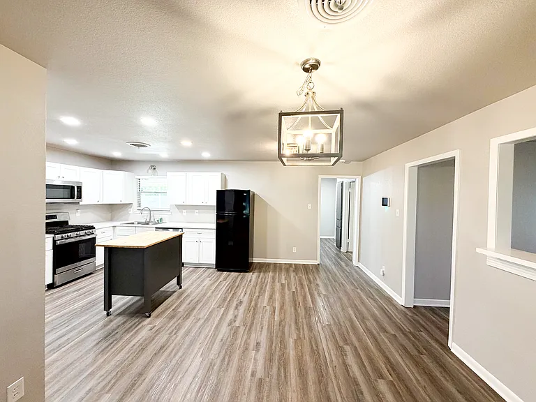 1204 Chippendale Dr — Photo 9