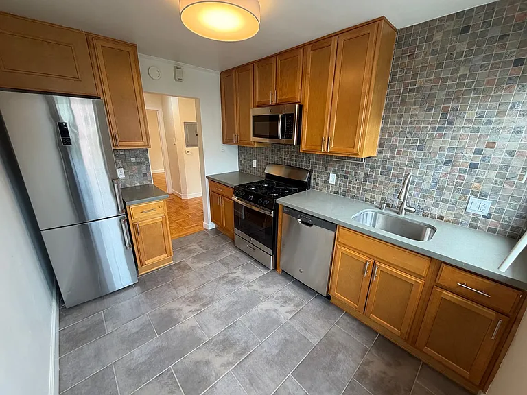 1885 Filbert — Photo 1