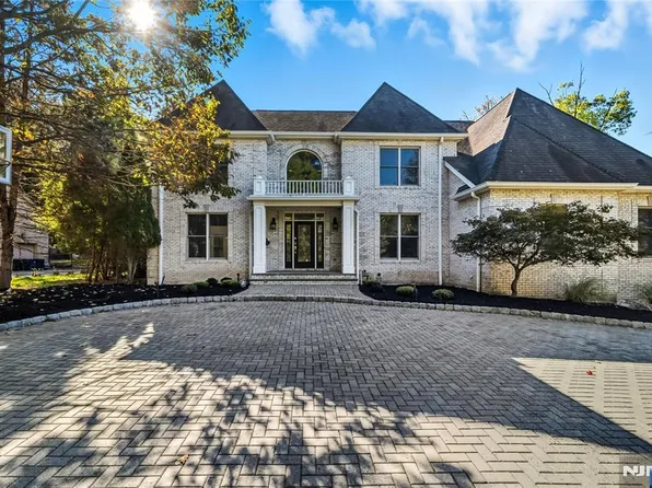 32 Moeser Pl, Old Tappan, NJ 07675
