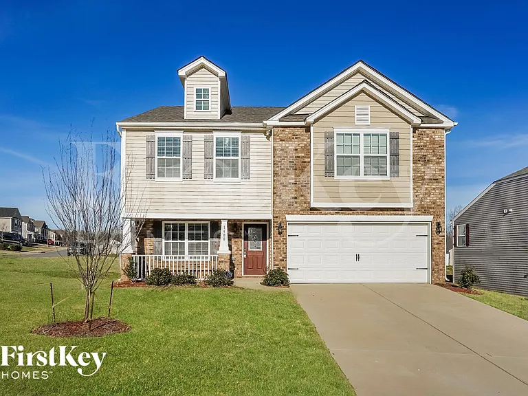 1400 Glenwater Dr — Photo 2