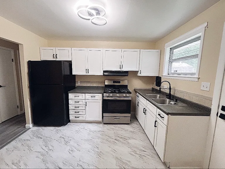 1688 Clyde Pl — Photo 1