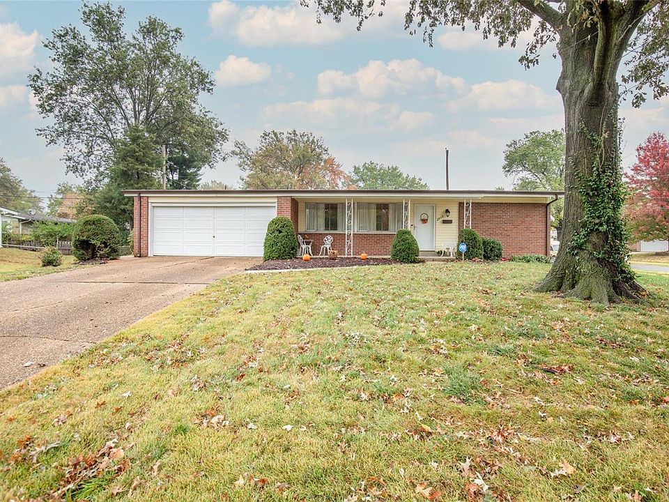 1st image of 2415 N Waterford Dr