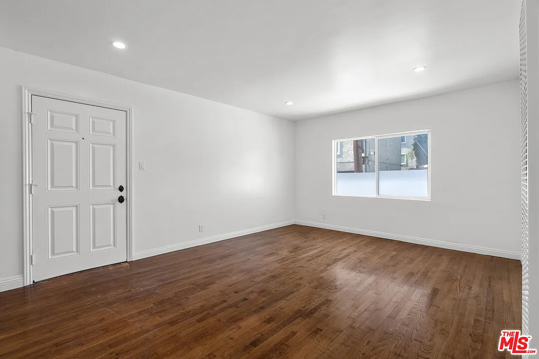 2 bed, 850 sqft, $4,350 — Photo 3