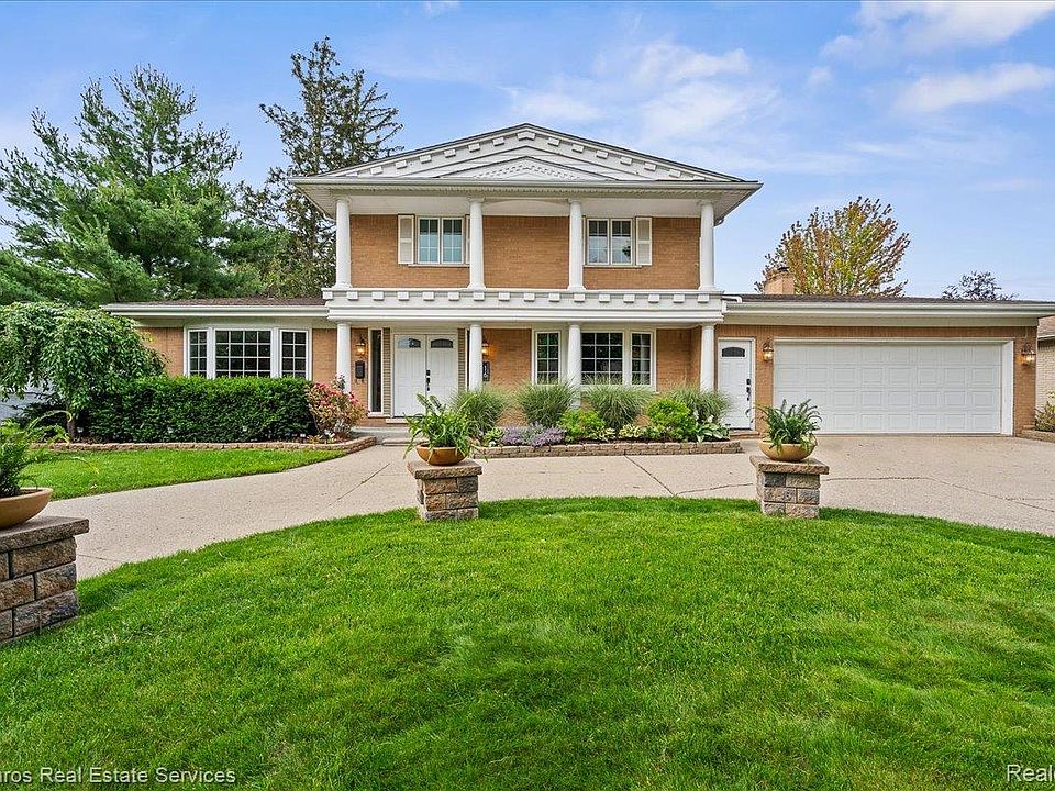 1st image of 16 Crestwood Dr