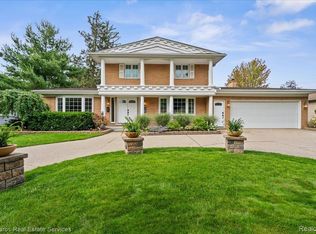 16 Crestwood Dr, Grosse Pointe Shores, MI 48236