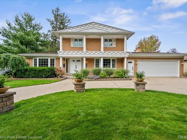 16 Crestwood Dr, Grosse Pointe Shores, MI 48236