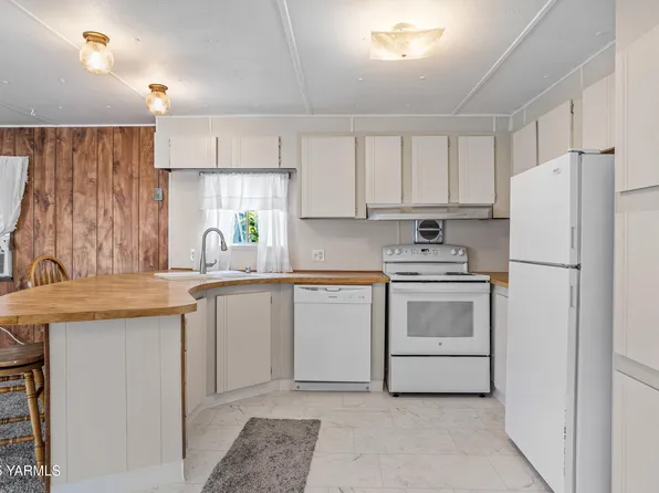 3005 Castlevale Rd Trailer 36, Yakima, WA 98902