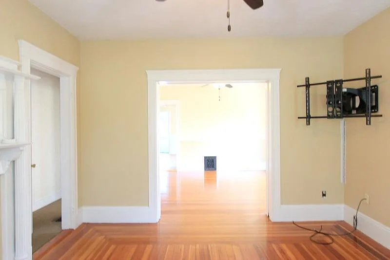 4 bed, 1.5 bath, 2000 sqft, $4,800 — Photo 3