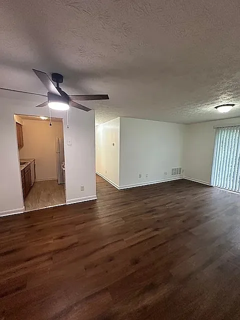 2 bed, 800 sqft, $1,200 — Photo 3