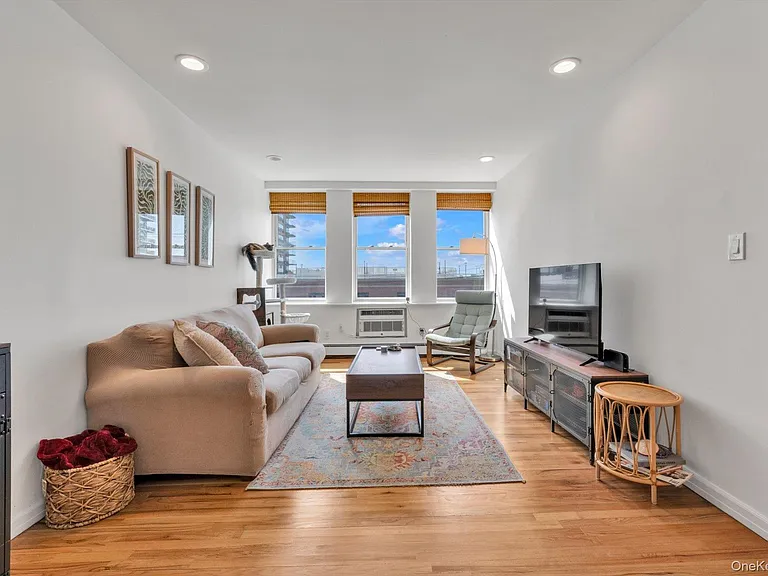 25 W Broadway #207 — Photo 2