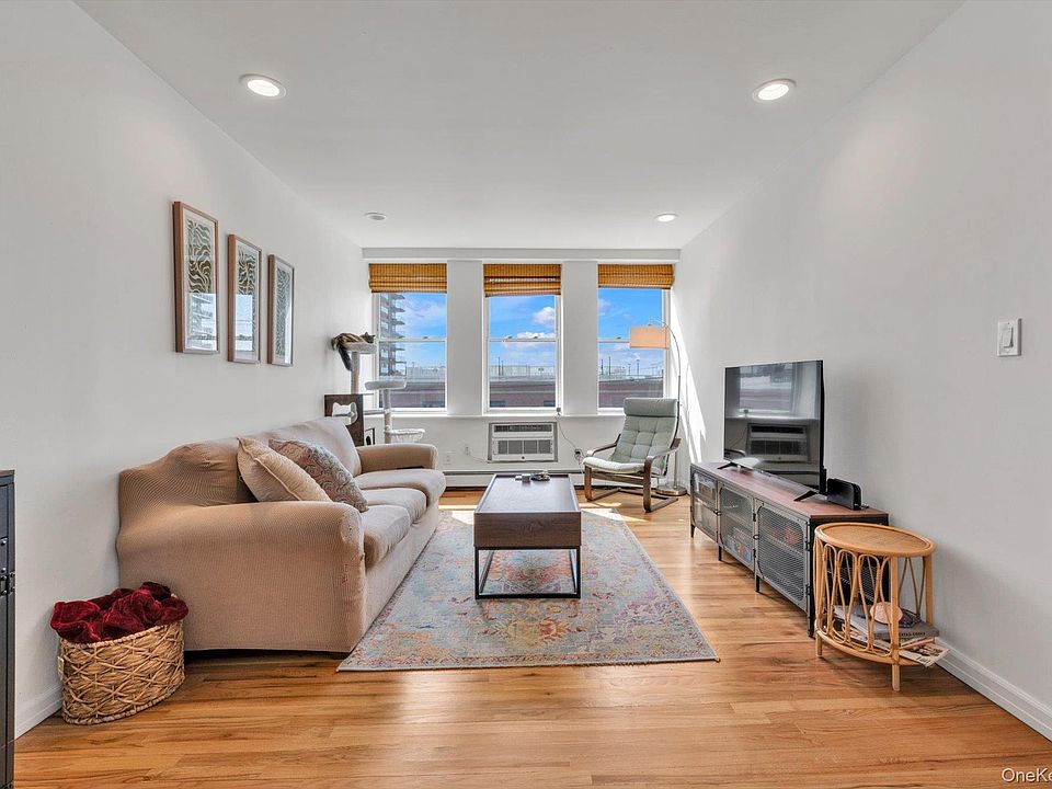 1st image of 25 W Broadway #207
