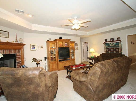 3rd image of 2609 Parkwood Dr