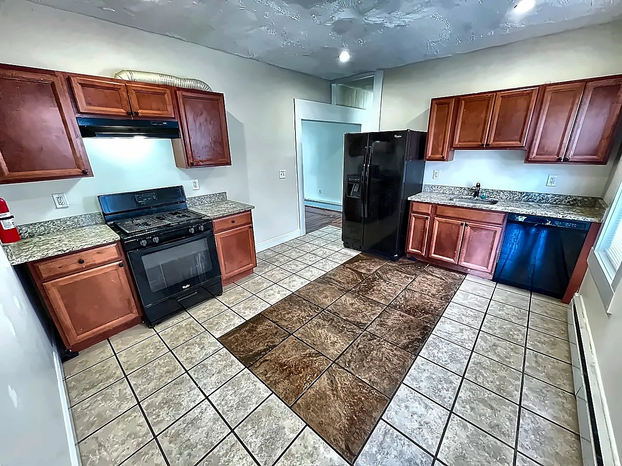4 bed, $2,900 — Photo 1