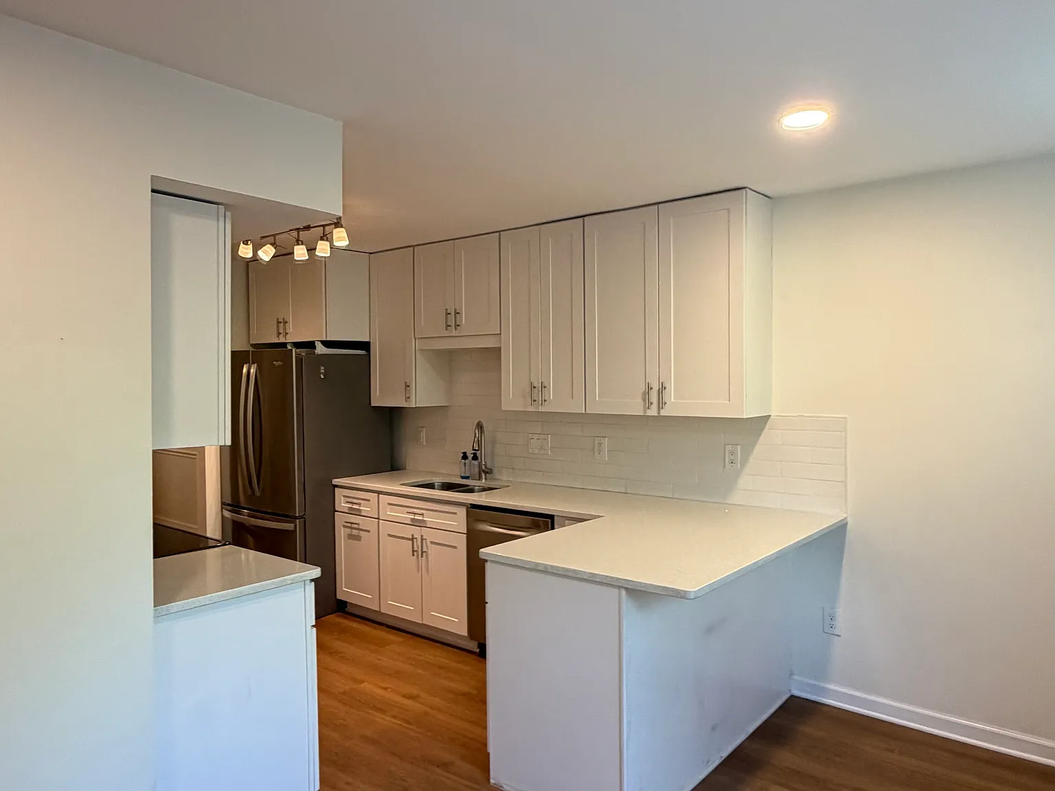 5 bed, 2.5 bath, 1800 sqft, $3,280 — Photo 3