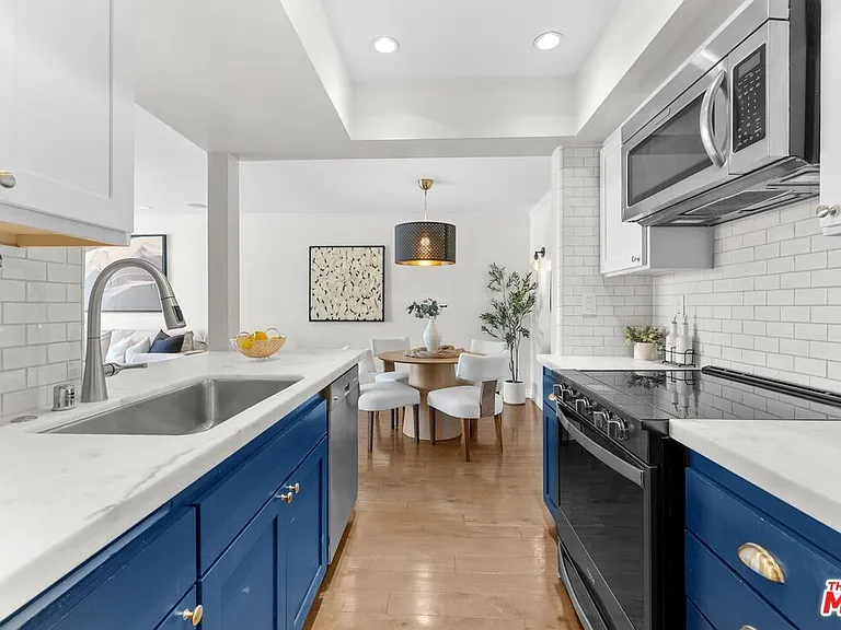 906 N Doheny Dr #311 — Photo 14