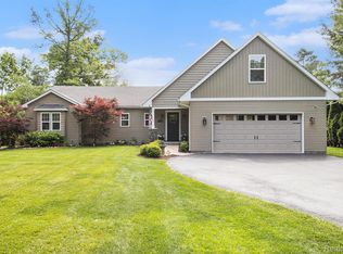 22085 Thorofare Rd, Grosse Ile, MI 48138