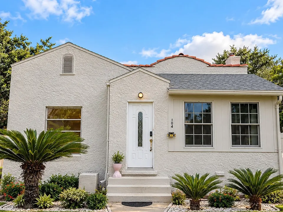 104 E Pinecrest Ave