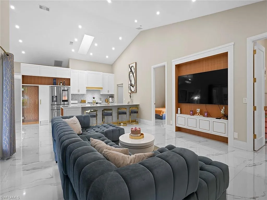 3 bed, 2.0 bath, 2229 sqft, $7,000 — Photo 3