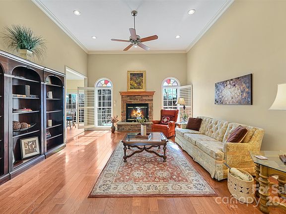 5th image of 318 Bay Laurel Ln