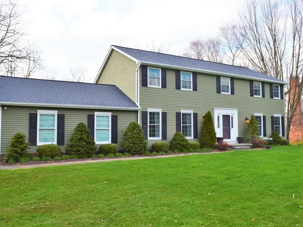 6115 Oak Valley Dr, Whitmore Lake, MI 48189