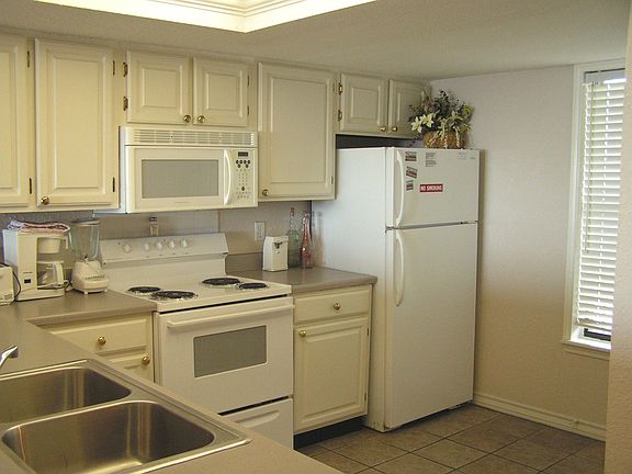 Kitchen w/clean decor